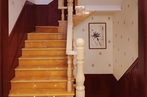 山西中式别墅室内汉白玉石楼梯的定制安装装饰效果